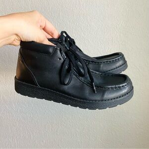 Like New Clarks Wallabee Boots Black Leather Kids Youth Size 4 M